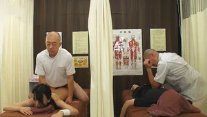Dẫn cô bạn gái đi mát-xa rồi bị phang cạnh bên mà không hề hay biết