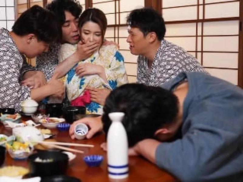 đưa vợ yêu đi suối nước nóng, ông chồng không biết người vợ bị người khác chịch sấp mặt