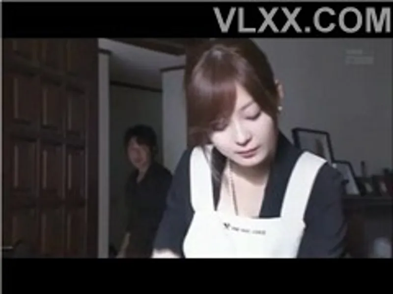 Anh xã đi công tác, cô vợ ở nhà bị bạn tình của chị gái cưỡng hiếp