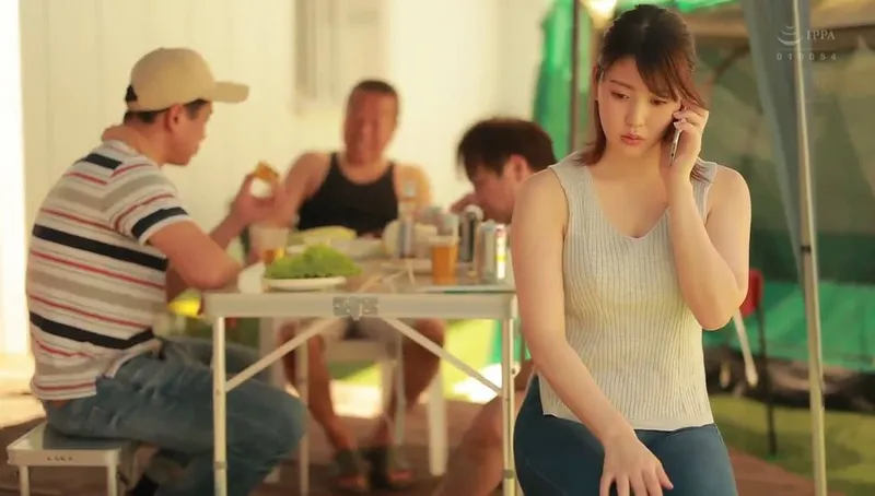 Người chồng khờ để cô vợ tham gia sự kiện cắm trại với mấy gã nhà kề bên và cái kết