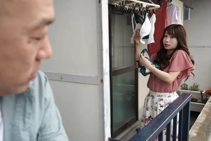 Gã nhà cạnh bên chuyên soi mói và cặp cô vợ anh xã thường xuyên rên la quá to