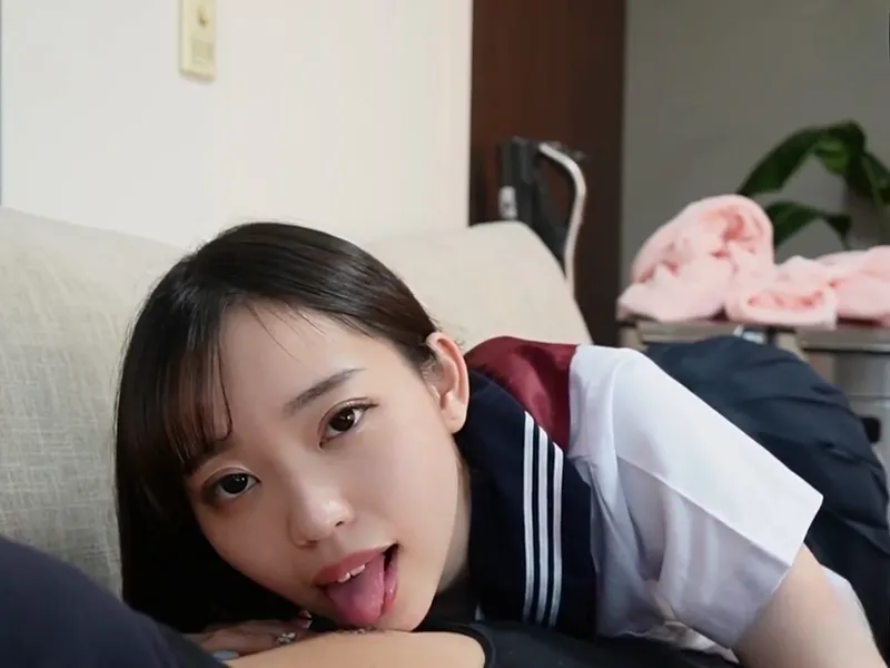Nữ sinh ngây thơ bị tên ba cóc chọc cục thịt giả vào lồn